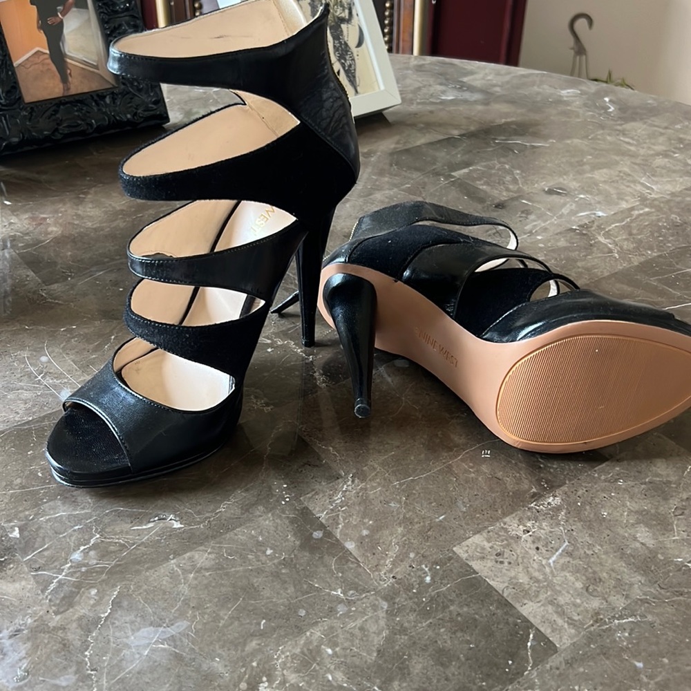 Nine West shoe! Like new! Clean soles.